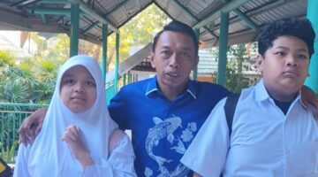 Hari Pertama Masuk Sekolah, Bupati Syahar Antar Langsung Putra dan Putrinya