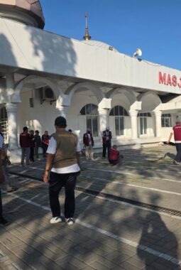 Kecamatan Panakkukang Perkuat Gotong Royong Lewat Bersih-Bersih Rumah Ibadah & Lingkungan