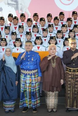 Munafri-Aliyah Kenakan Pakaian Adat di Upacara Penurunan Bendera HUT RI ke-81 Kota Makassar