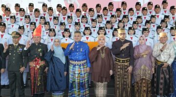 Munafri-Aliyah Kenakan Pakaian Adat di Upacara Penurunan Bendera HUT RI ke-81 Kota Makassar
