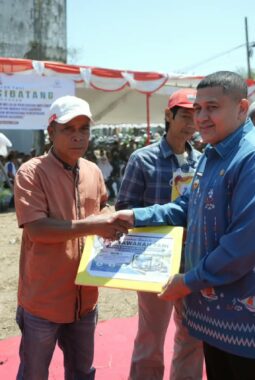 Munafri Salurkan 2.000 Liter Pupuk dan Ribuan Kilogram Benih untuk Kelompok Tani Makassar