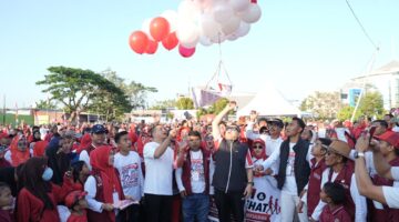 Jalan Sehat Bareng Warga, Munafri Titip Pesan untuk Jaga Kebersihan Makassar