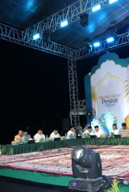 Munafri-Aliyah Bersama Ribuan Warga Semarakkan Maulid Akbar Pesisir di Paotere