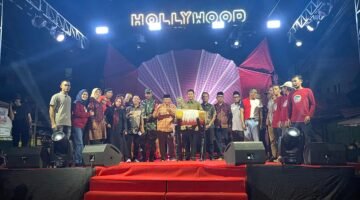 Usung Panggung “Hollywood”, Sekcam Mariso Puji Pesta Rakyat RW 04 Bontorannu Terbaik di Mariso
