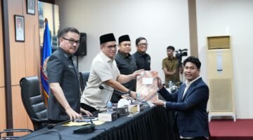 Fraksi Demokrat Sulsel  Serahkan Dokumen Hasil Reses Tahun Sidang 2025/2026 Dalam Rapat Paripuna DPRD Sulsel