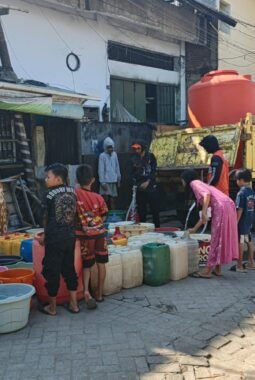 TDB BPBD Makassar Bergerak di 8 Kecamatan, 322 Titik dan 28.054 KK Terlayani Air Bersih