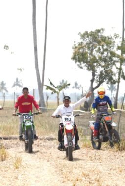 Lahan Sawah Jadi Arena Balap, Pesta Panen Sipodeceng Makin Unik