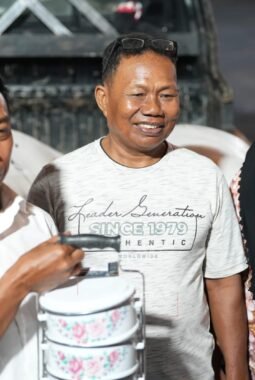 Berhasil Panen di Tengah Kemarau, Petani Hadiahkan Dua Karung Gabah untuk Bupati  Rasa syukur atas keberhasilan panen di tengah musim kemarau diwujudkan petani bernama La Bandung dengan menyerahkan dua karung gabah kepada Bupati Sidenreng Rappang (Sidrap) Syaharuddin Alrif.  Penyerahan tersebut berlangsung di Rumah Jabatan Bupati Sidrap, Kamis (1/10/2026), dan disaksikan Wakil Bupati Soppeng, Selle K.S. Dalle.  Gabah yang diserahkan merupakan hasil panen La Bandung dari lahan persawahan seluas tiga hektare. Dari lahan tersebut, ia berhasil memanen 166 karung gabah dengan harga Rp7.600 per kilogram. Nilai hasil panennya mencapai sekitar Rp164 juta.  La Bandung mengatakan, dua karung gabah tersebut diberikan sebagai bentuk rasa syukur sekaligus ucapan terima kasih kepada Bupati Syaharuddin Alrif atas perhatian dan bantuan pemerintah kepada petani, khususnya dalam penyediaan air untuk persawahan selama musim kemarau.  “Kalau bukan bantuan dari Pak Bupati, terutama bantuan air dari PSDA, sawah saya dan petani lainnya mungkin mengalami gagal panen,” ujar La Bandung.  Menurutnya, ketersediaan air menjadi faktor penting bagi petani untuk mempertahankan tanaman padi hingga memasuki masa panen. Karena itu, keberhasilan panen kali ini menjadi kebahagiaan tersendiri bagi dirinya dan petani lainnya.  Bupati Syaharuddin Alrif mengapresiasi pemberian tersebut. Menurutnya, gabah yang diserahkan petani bukan sekadar hasil panen, tetapi juga menjadi simbol perjuangan pemerintah bersama petani dalam menjaga produksi pertanian di tengah ancaman kekeringan.  “Ini sebagai bentuk rasa syukur dan bentuk perjuangan kita selama ini dalam menangani sawah kita di musim kemarau,” kata Syaharuddin.  Ia menuturkan, berbagai upaya dilakukan untuk memastikan kebutuhan air bagi persawahan tetap terpenuhi. Koordinasi dan pencarian solusi bahkan dilakukan dari pagi hingga malam untuk mencegah lahan pertanian mengalami kekeringan.  “Perjuangan selama ini tidak sia-sia. Pagi hingga malam hari kita keliling mencari solusi, terutama air bagi sawah agar kita tidak kekeringan,” ujarnya.  Bagi La Bandung, keberhasilan panen tersebut menjadi bukti kerja sama antara pemerintah dan petani dalam menghadapi musim kemarau.  Dua karung gabah yang diserahkan kepada Bupati menjadi simbol terima kasih atas dukungan pemerintah yang dinilai turut membantu petani melewati musim tanam hingga panen.  Penyerahan itu menjadi momentum rasa syukur petani atas hasil bumi sekaligus apresiasi terhadap upaya menjaga ketersediaan air untuk pertanian.