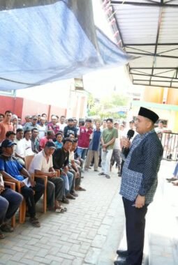 Sapa Warga Pulau Terluar, Munafri Serahkan Bantuan untuk 143 Nelayan di Lumu-lumu